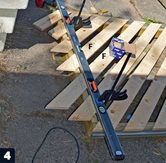 Skydeport: Enderne skæres til. Skydeport: Enderne skæres til.